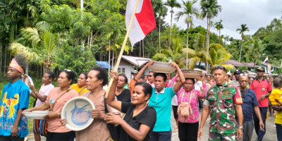 Lestarikan Adat dan Budaya, Babinsa Supiori Ikut Prosesi Penyerahan Mahar Mas Kawin