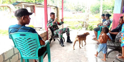 Bangun Keakraban, Babinsa Biak Barat Kunjungi Tokoh Masyarakat