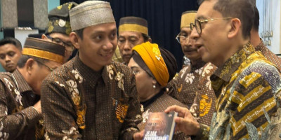 Menteri Kebudayaan RI Terima Buku 