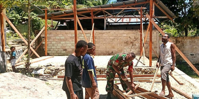 Dorong Pertumbuhan Ekonomi Warga, Babinsa Biak Timur Bantu Bangun Kios