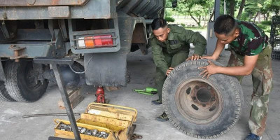 Yonzeni 2 Marinir Laksanakan Perawatan Material Secara Berkala