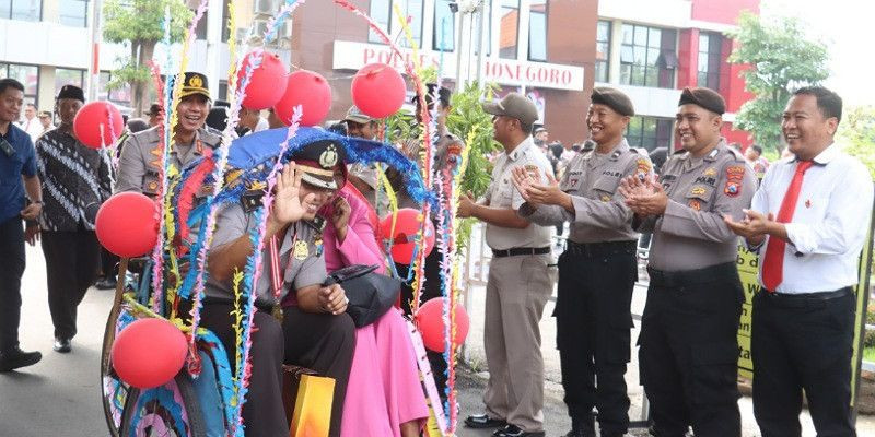 Kapolres Bojonegoro Lepas 7 Personil Purna Tugas dengan Cara Unik