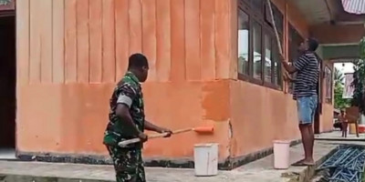 Hadir di Tengah Warga, Babinsa Posramil Warsa Bantu Pengecatan Balai Kampung Asur