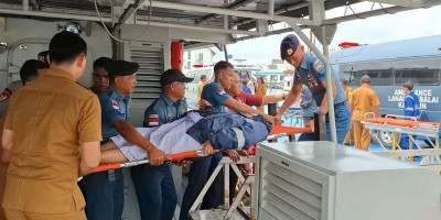 TNI AL Evakuasi 6 Korban Speed Boat Terbalik di Perairan Karimun