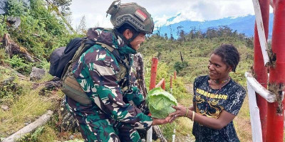 Satgas Kostrad Laksanakan Program ROSITA di Langit Bilogai Intan Jaya