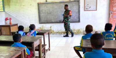 Babinsa Biak Timur Kenalkan Medote GASING di SD Yadibur untuk Permudah Belajar Matematika
