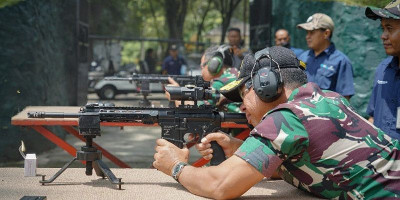 Panglima TNI Tinjau dan Uji Senjata Produk PT. Pindad