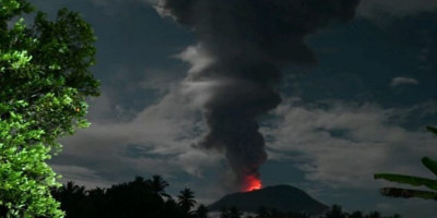 Gunung Ibu Erupsi dengan Tinggi Kolom Abu 4.000 Meter