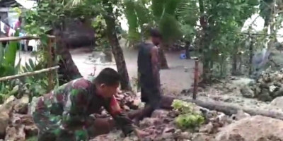 Manunggal dengan Rakyat, Babinsa Supiori Bantu Pembuatan Pondasi Rumah Warga