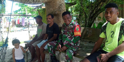 Babinsa Numfor, Aktif Pererat Silaturahmi dengan Warga Kampung Anday