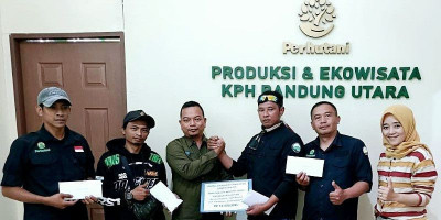 Perhutani KPH Bandung Utara Serahkan Dana Sharing Wisata kepada LMDH