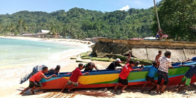 Babinsa Warsa Bersama Warga Gotong-Royong Tarik Perahu Fiber ke Pantai