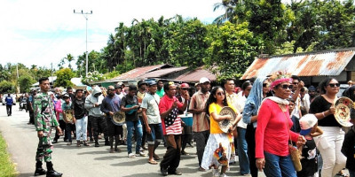 Sukseskan Acara Adat, Babinsa Biak Kota Dampingi Prosesi Pemberian Mas Kawin