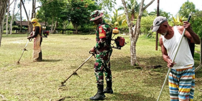 Babinsa Biak Kota Bersama Warga Rapikan Lingkungan Halaman Gereja GIDI di Goa Jepang