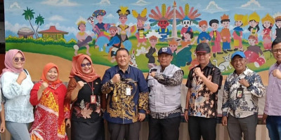 Wakil Walikota Jakut Berikan Makanan Siap Saji Dan Kebutuhan Untuk Manula di SDN 02 Sukapura