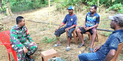 Babinsa Biak Barat Jalin Silaturahmi dengan Warga Kbusdori