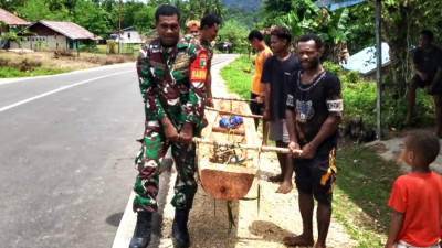 Wujudkan Kepedulian TNI untuk Rakyat, Babinsa Warsa Bantu Nelayan Angkat Perahu