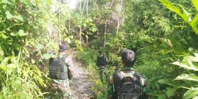 Tingkatkan Keamanan, Satgas Yonzipur 5/ABW Sisir Jalur Tidak Resmi di Perbatasan
