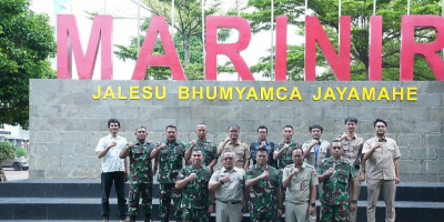 Satgas Yonzipur 5/ABW Terjunkan Alat Berat, Perbaiki Jalan Perbatasan