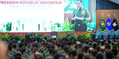 Panglima TNI Dampingi Presiden RI Berikan Pengarahan kepada Dansat Jajaran TNI