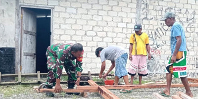 Tingkatkan Kebersamaan, Babinsa Biak Timur Bantu Warga Dirikan Kerangka Rumah