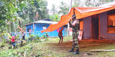Wujud Empati kepada Warga, Babinsa Biak Utara Bantu Dirikan Tenda Duka