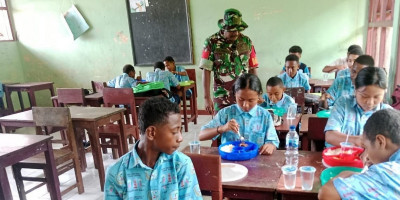 Babinsa Biak Timur Bantu Distribusi Makan Bergizi Gratis untuk Anak Sekolah