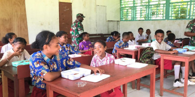 Babinsa Biak Timur Dampingi Pendistribusian Makan Bergizi Gratis ke Sekolah-Sekolah
