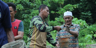 Kekompakan TNI dan Masyarakat Dalam Pembangunan Talud Pada Hari Ke-5 TMMD Kodim 1510/Sula