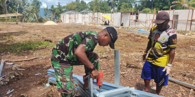 Semangat Kebersamaan, Personel Satgas TMMD Ke-123 dan Warga Bersinergi Merakit Baja Ringan