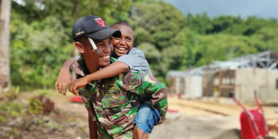 Rindu Keluarga, Satgas TMMD Ke-123 Bangun Kedekatan dengan Anak-Anak Kbusdori