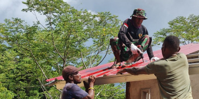 Semangat Tanpa Batas, Satgas TMMD Ke-123  Kodim 1708/BN Tetap Berjuang Bangun Rumah Warga Saat Berpuasa