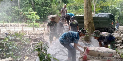 Prajurit TNI Satgas TMMD Ke-123 Kodim 1510/Sula Turunkan Material Semen untuk Pembangunan Talud