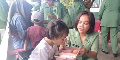 Peduli Gizi Anak, Persit Kodim 1708/BN Berikan Paket Makanan Tambahan kepada Balita