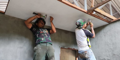 Satgas TMMD Ke-123 Pasang Plafon Wujudkan Hunian Layak dan Nyaman untuk Warga Kbusdori