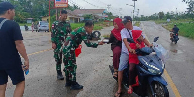 Semarak Ramadhan, Satgas Yonzipur 5/ABW Bagikan Takjil Gratis