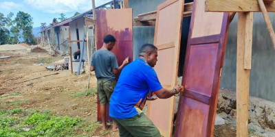 Rumah TMMD Ke-123 Tampil Keren, Satgas Pasang Pintu Berlogo Eka Paksi di Kbusdori
