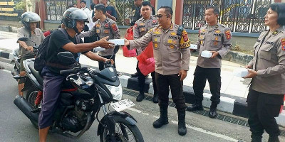 Polresta Balikpapan dan Mahasiswa Bagikan 500 Takjil untuk Warga