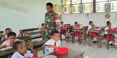 Babinsa Dampingi Pembagian Makan Bergizi Gratis di Biak Timur