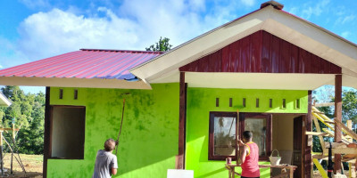 Percantik Bangunan, Satgas TMMD Ke-123 dan Warga Lakukan Pengecatan Rumah di Kbusdori