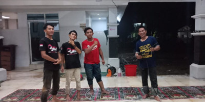 Gerakan Bersih Masjid: PRM Bojongkulur dan Relawan Cuci Karpet Terendam Lumpur