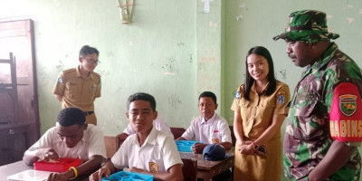 Babinsa Biak Timur Dampingi Pendistribusian Makanan Bergizi Gratis ke Sekolah