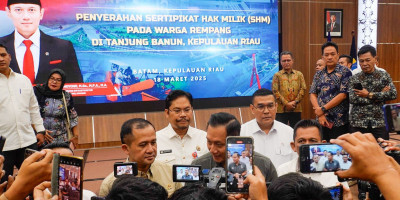 Kakanwil BPN Kepri Nurus Sholichin Dampingi Menko AHY, Menteri Iftitah Sulaiman dan Wamen Ossy Dermawan Dalam Penyerahan Sertipikat HM di Rempang Batam