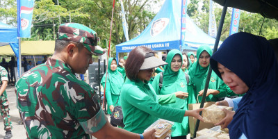 Sambut HUT Ke-79 TNI AU, Dandim 1708/BN Hadiri Bazar Murah di Biak