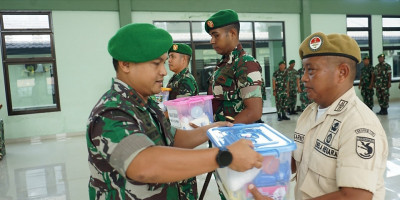 Berbagi Kebahagiaan Jelang Idul Fitri, Dandim 1708/BN Bagikan Bingkisan Lebaran