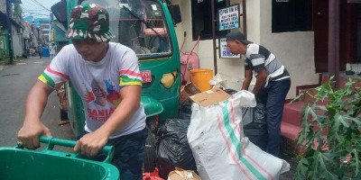 Warga Bidara Cina Teriak Butuh Gerobak Motor, Sampah Menumpuk!