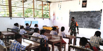 Babinsa Numfor Ajarkan Matematika Metode Gasing di SDN Andei