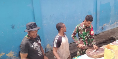 Wujud Nyata Kepedulian TNI, Babinsa Biak Timur Bantu Pedagang Ikan di Pasar Bosnik