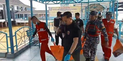 TNI AL Evakuasi Dua Jenazah ABK TB. Marina Korban Laka Laut