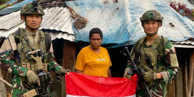 Merah Putih Berkibar di Pelosok: Senyum Anak Negeri Sambut TNI di Beoga